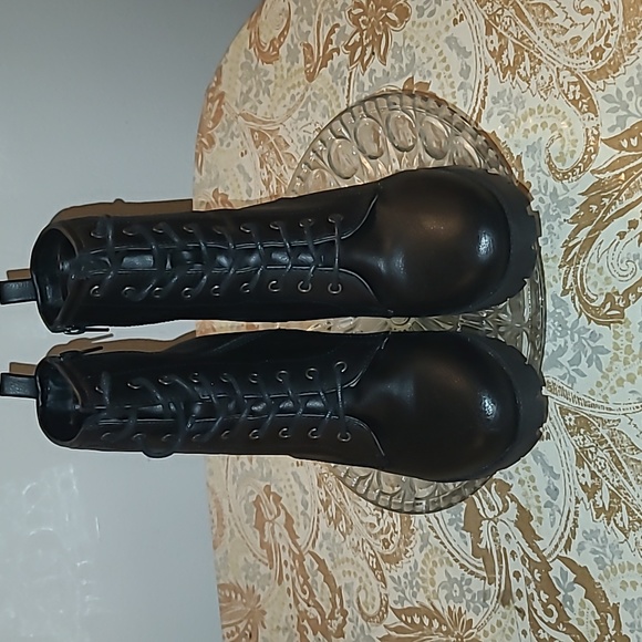 Boots - Picture 3 of 6